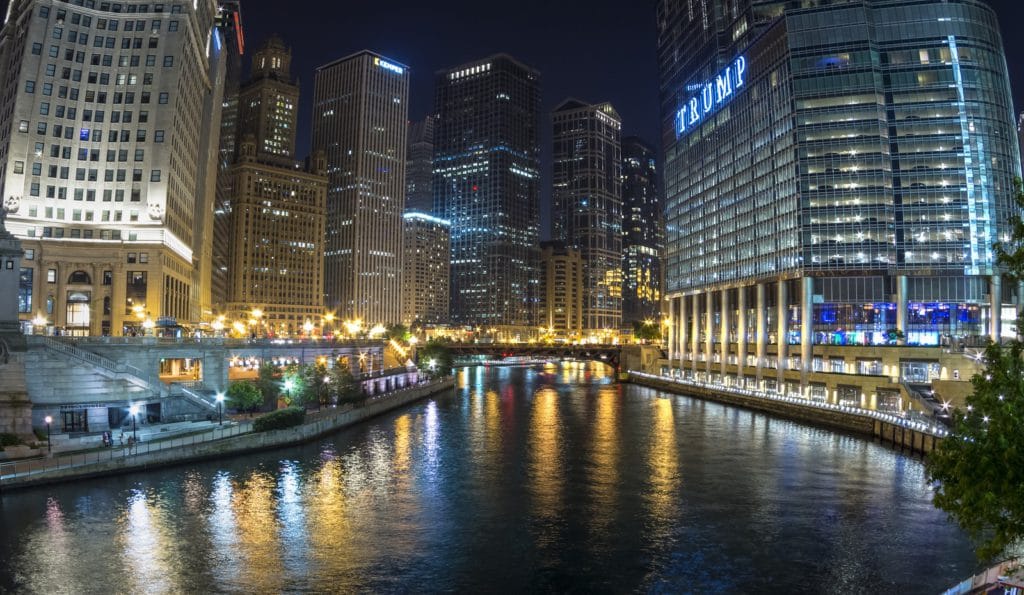 he Chciago River runs through downtown Chicago dividing the business district on the left from the River North Gallery District on the right.